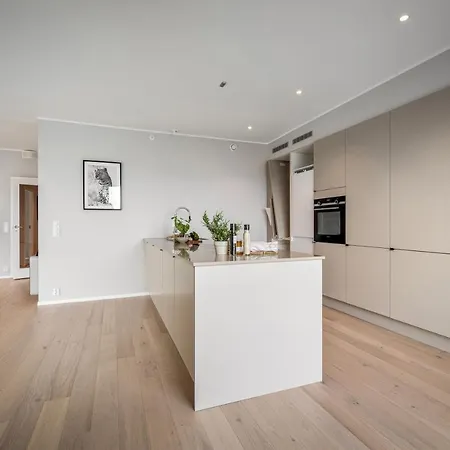 Luxurious Seafront W/free Parking Apartament *